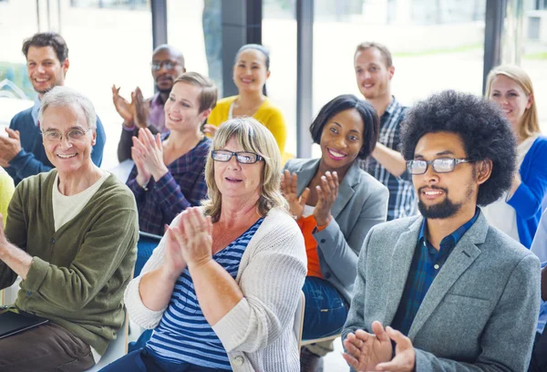 Les gens joyeux applaudissent avec joie — Photo