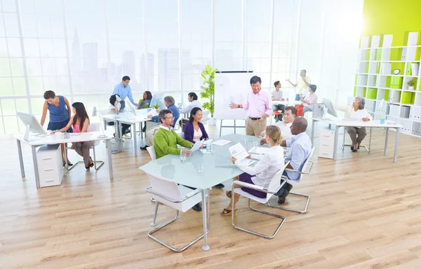 Groep zakenmensen in het kantoor — Stockfoto