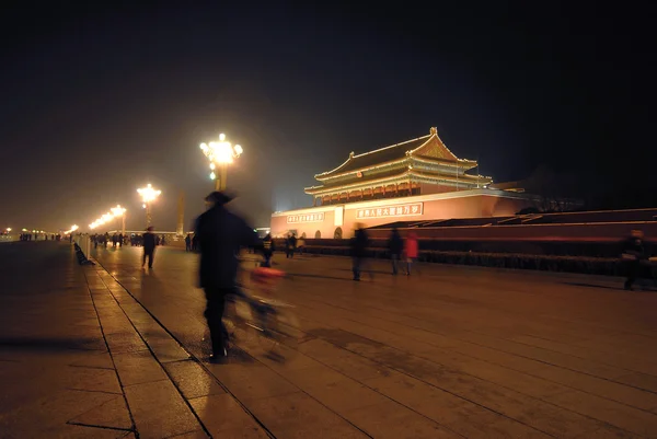 Man walks past gates to Forbidden city — Stock Photo, Image