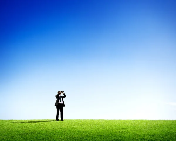 Geschäftsmann schaut durch Fernglas — Stockfoto