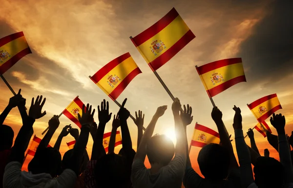 西班牙人拿着旗帜 — 图库照片