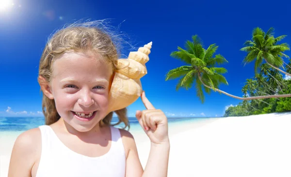 Κοριτσάκι από την παραλία με κοχύλι — Φωτογραφία Αρχείου