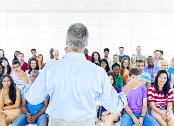 Große Gruppe von Studenten im Hörsaal — Stockfoto