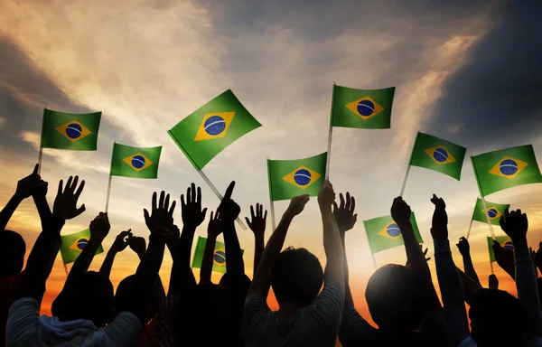 Gente sosteniendo las banderas de Brasil — Foto de Stock