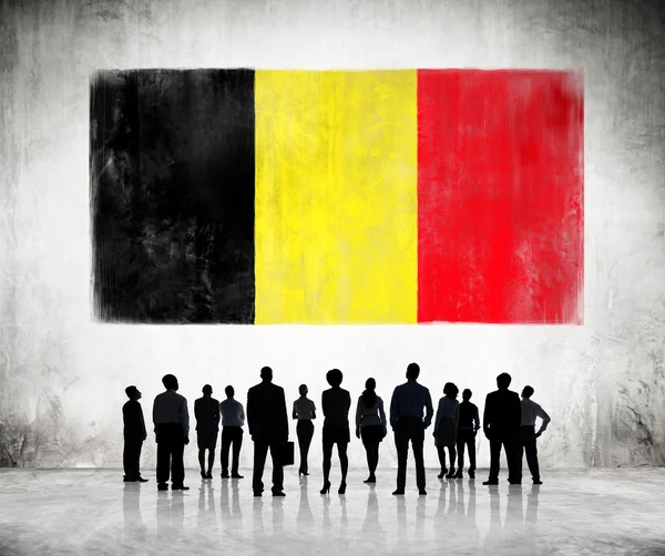 Επιχειρηματίες κοιτάζοντας βελγική σημαία — Φωτογραφία Αρχείου
