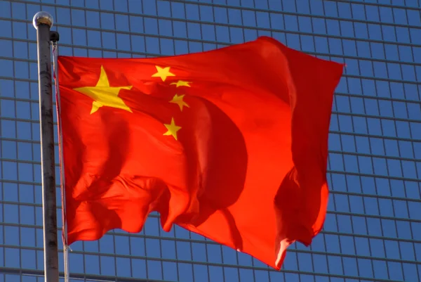 Chinesische Flagge mit modernem Gebäude — Stockfoto