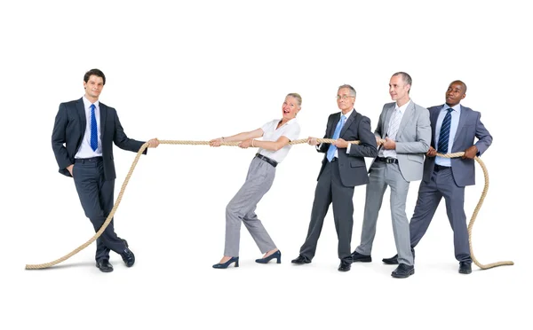 Gente de negocios tirando de cuerda — Foto de Stock