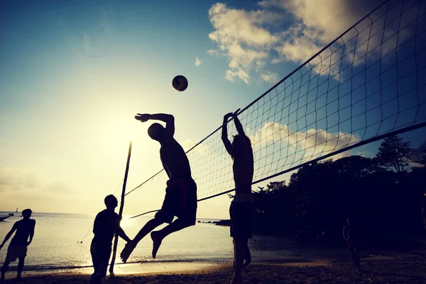 Gente jugando voleibol playa —  Fotos de Stock