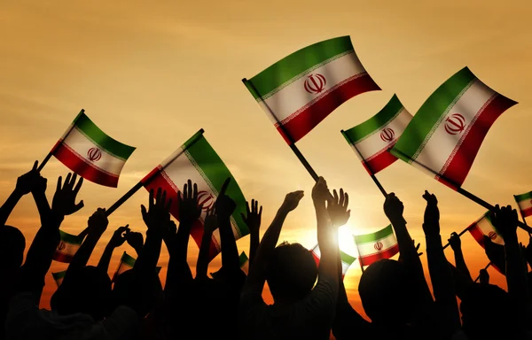 Mensen bedrijf vlaggen van iran — Stockfoto