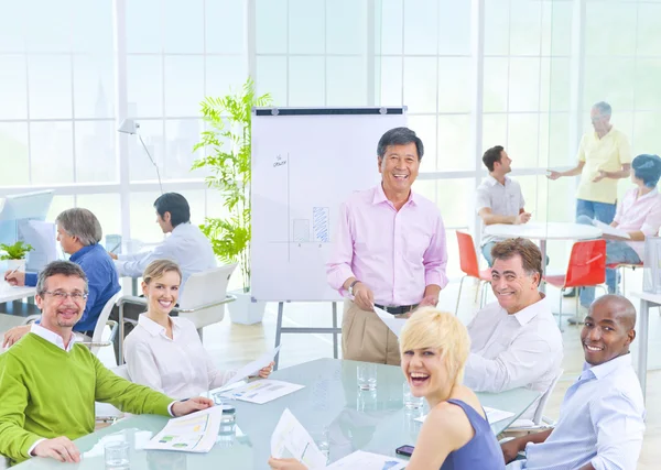 Gruppe von Geschäftsleuten im Büro — Stockfoto