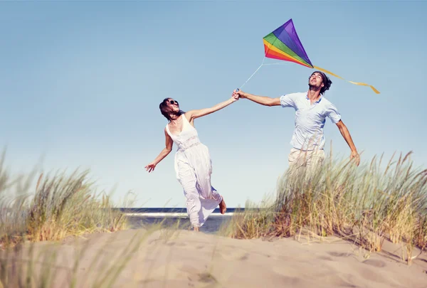 Paar spelen kite strand — Stockfoto