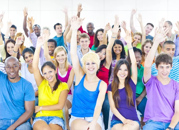 Grand groupe d'étudiants dans la salle de conférence — Photo