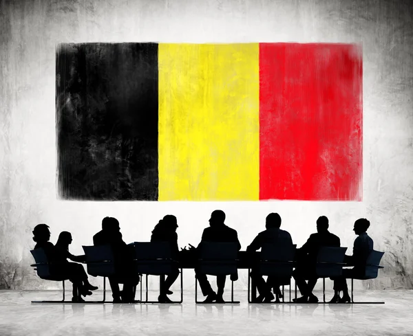 Mensen uit het bedrijfsleven en de vlag van België — Stockfoto