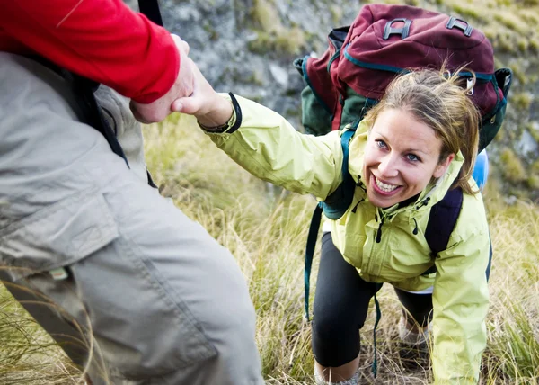 Wandelaars helpen elkaar berg — Stockfoto