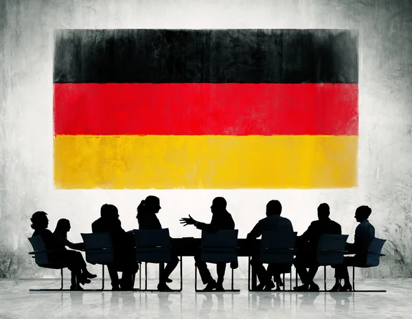 Деловые люди и флаг Германии — стоковое фото