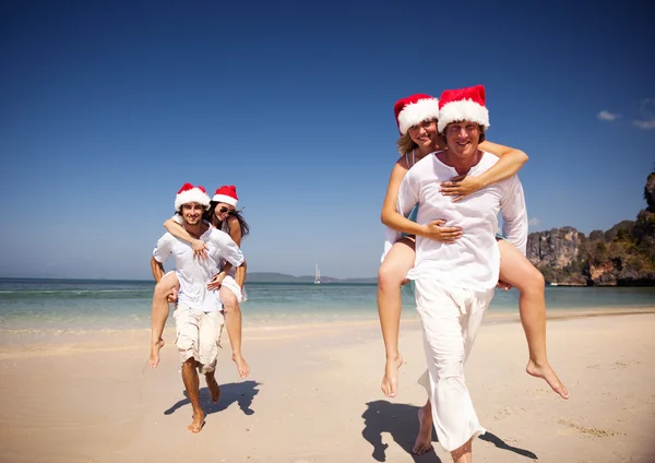 Two couples celebrating on beach — Stock Photo, Image