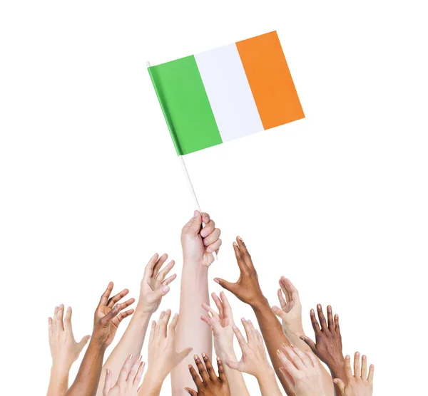Tenuta della mano umana Irlanda Bandiera — Foto Stock