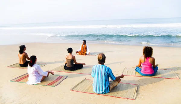 Yoga klas door strand — Stockfoto