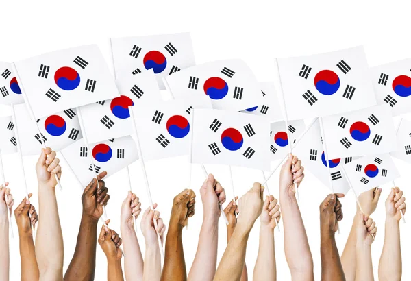 Руки с флагами Южной Кореи — стоковое фото