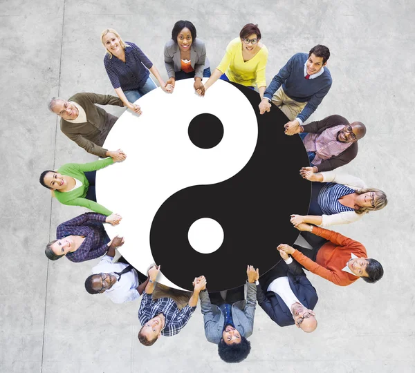 Personas con Símbolo Yin Yang — Foto de Stock