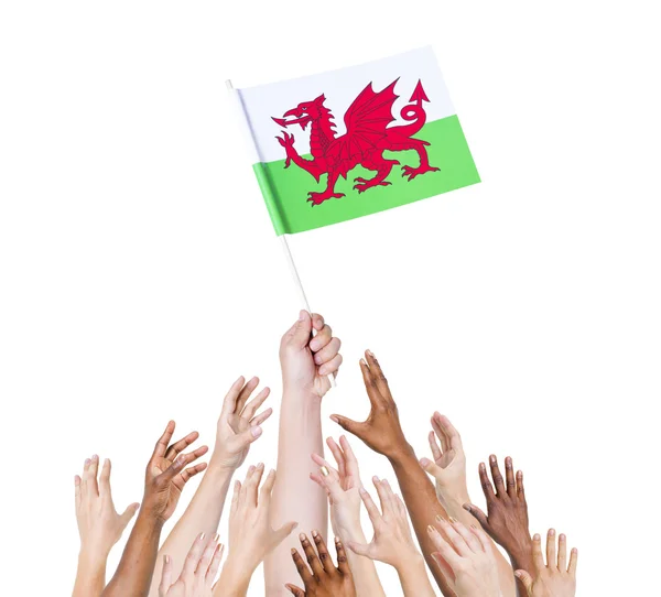 Emberi kéz tartja a walesi zászló — Stock Fotó