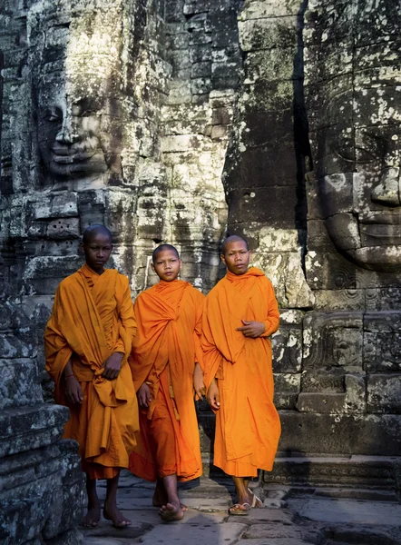 Contemplando monges perto de ruínas no Camboja — Fotografia de Stock