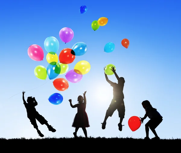 Niños jugando con globos juntos — Foto de Stock