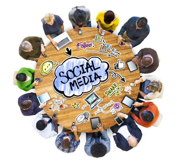 Mensen bespreken van sociale media — Stockfoto