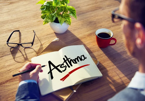 Empresário Brainstorming sobre a asma — Fotografia de Stock