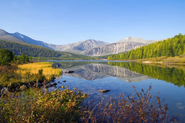 Mountain and body of water — Stock Photo, Image