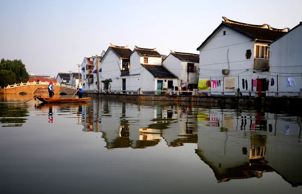 Traditionelle chinesische Häuser säumen Kanal — Stockfoto
