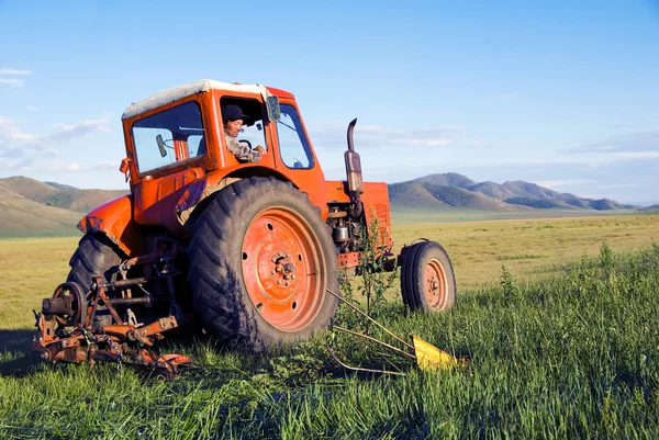 Mongoliska bonden kör traktor — Stockfoto