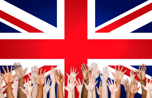 Manos multiétnicas con bandera británica — Foto de Stock