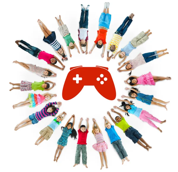 Mnohonárodnostní skupiny dětí s videohry — Stock fotografie