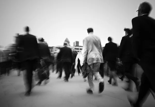 Menschenmenge von Geschäftsleuten auf dem Weg zur Arbeit — Stockfoto