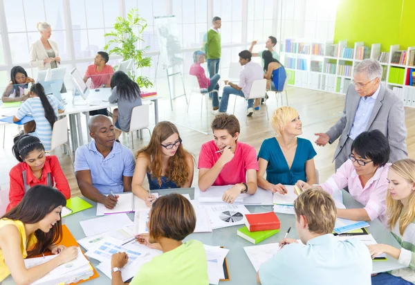 Groupe d'étudiants en classe — Photo