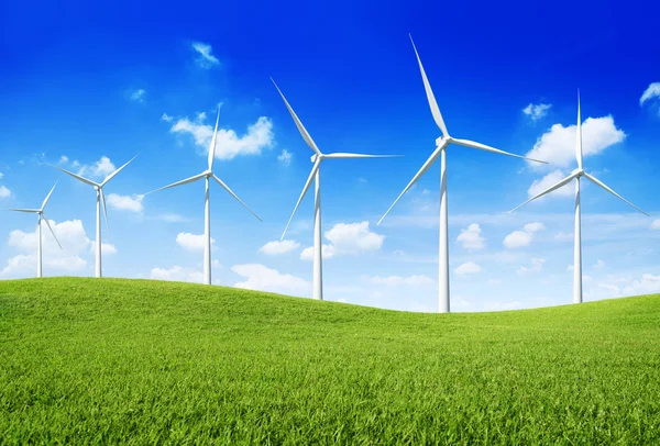 Groep van windturbines op heuvel — Stockfoto