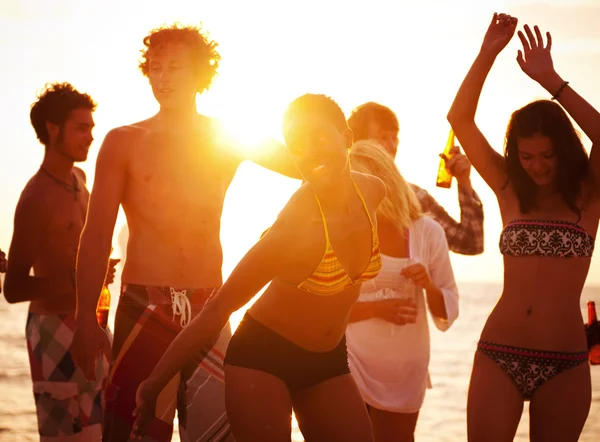 Pessoas que gostam de festa na praia — Fotografia de Stock