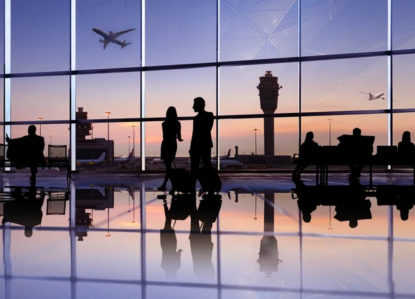 Personas en el aeropuerto — Foto de Stock