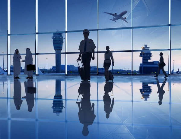 Personas en el aeropuerto — Foto de Stock