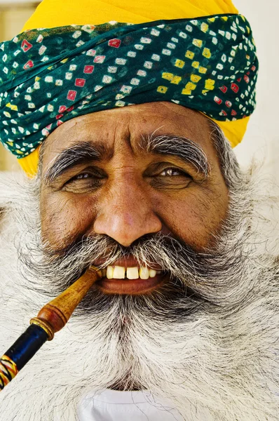 Indien man röka pipa — Stockfoto