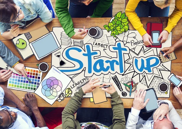 Personer som arbeider med Startup – stockfoto