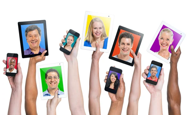 Mani e tablet con foto di persone — Foto Stock