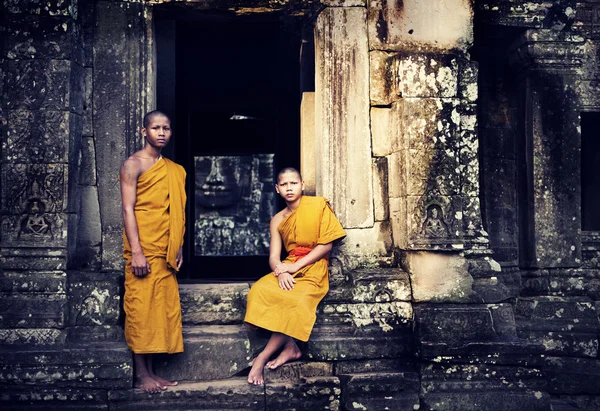 Contemplating Monks near ruins in Cambodia — Stock Photo, Image