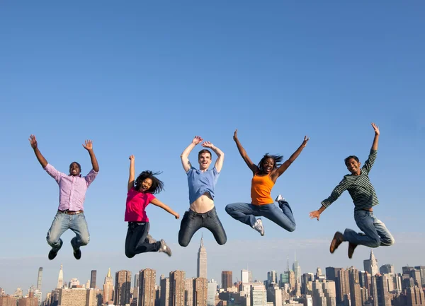 Multi raciale mensen springen — Stockfoto