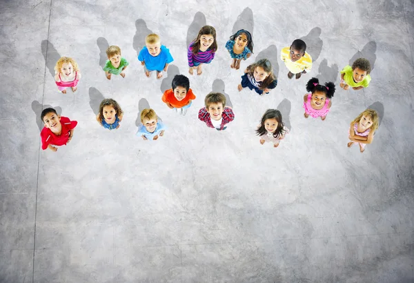 Kinderen in een groep opzoeken — Stockfoto