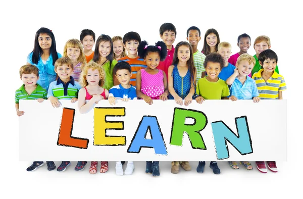 Grupo de crianças com conceito de aprendizagem — Fotografia de Stock