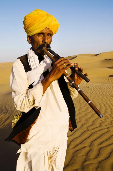 Indisk man spelar vind pipe i öknen — Stockfoto