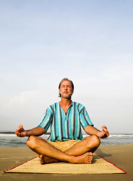 Man doen yoga aan strand — Stockfoto