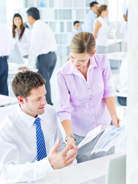 Geschäftsleute treffen sich im Büro — Stockfoto